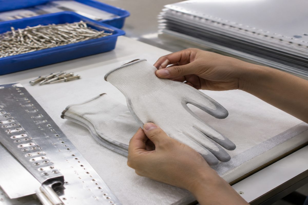 Aerospace Assembly Gloves: Low-Lint Grip, FOD Control and Factory Limits