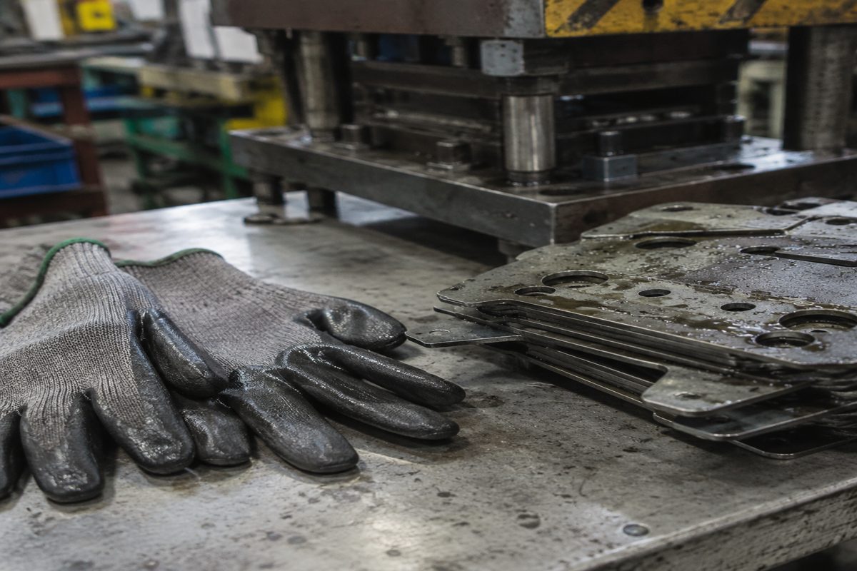 Automotive Stamping Press Shop Gloves for Oily Burrs and Sharp Sheet Edges