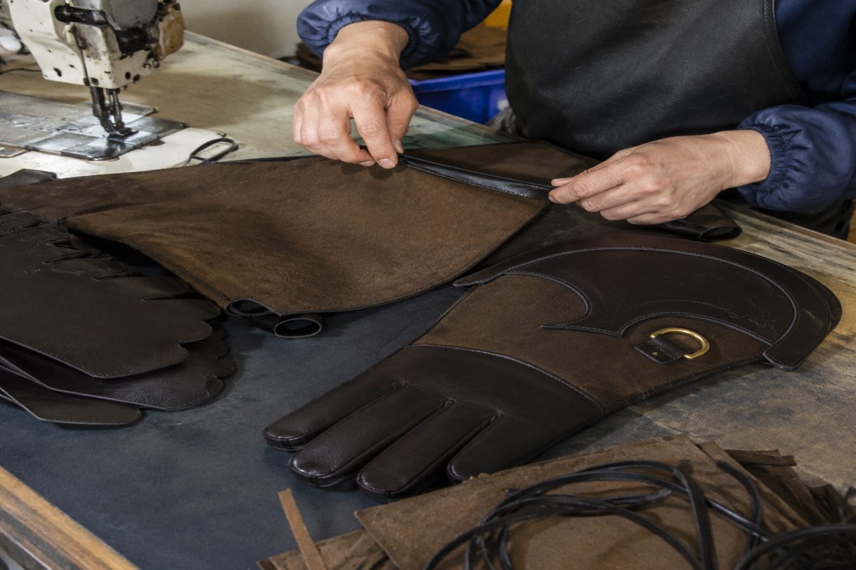 Sourcing Custom Falconry Gloves and Gauntlets: Leather Weight, Cuff Length and MOQ