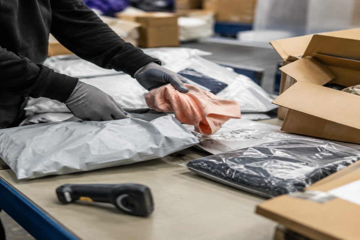 Gloves for E-commerce Returns Processing: Grip, Cut Risk and Scanner Dexterity