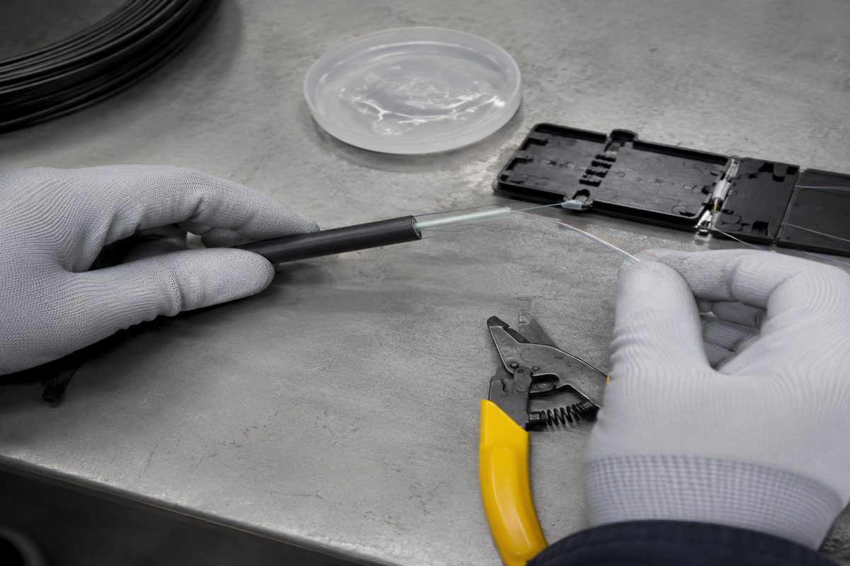 Fibre Optic Installation Gloves: Dexterity, Cut Risk and Cable Gel Reality