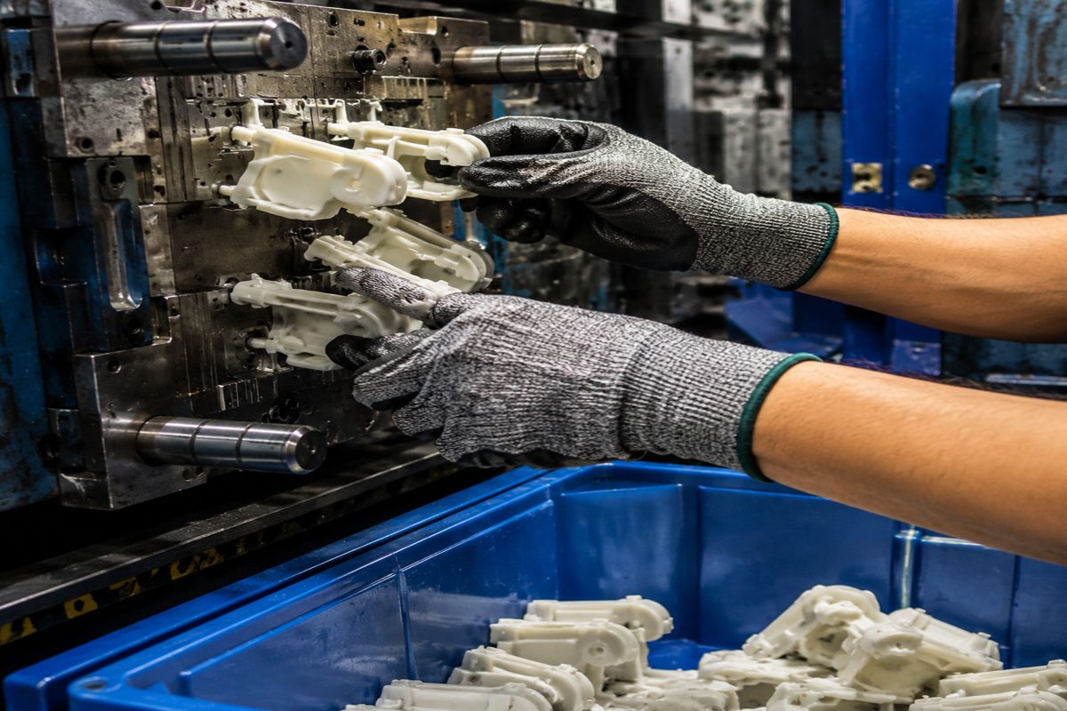 Injection Moulding Gloves: Spec Choices for Hot Sprues, Flash and Grip
