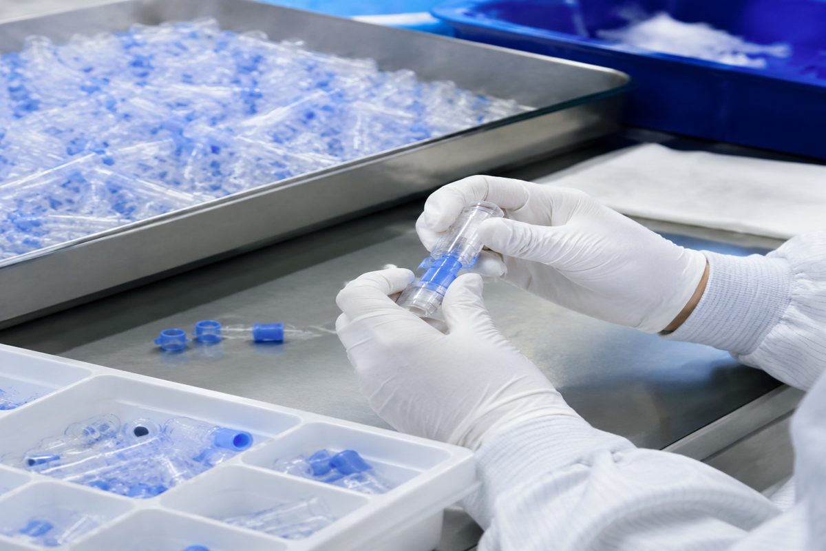Medical Device Assembly Gloves: Low-Lint, ESD and Traceable Sourcing Specs