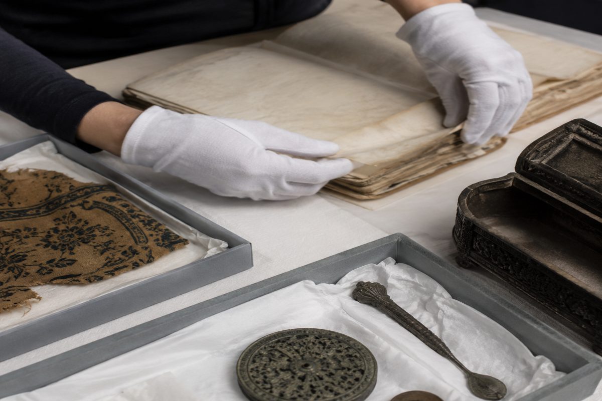 Museum and Archive Handling Gloves for Paper, Metal, Textiles and Objects