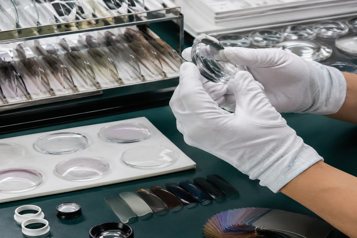 Optical Lens Handling Gloves: Low-Lint Grip Without Fingerprints