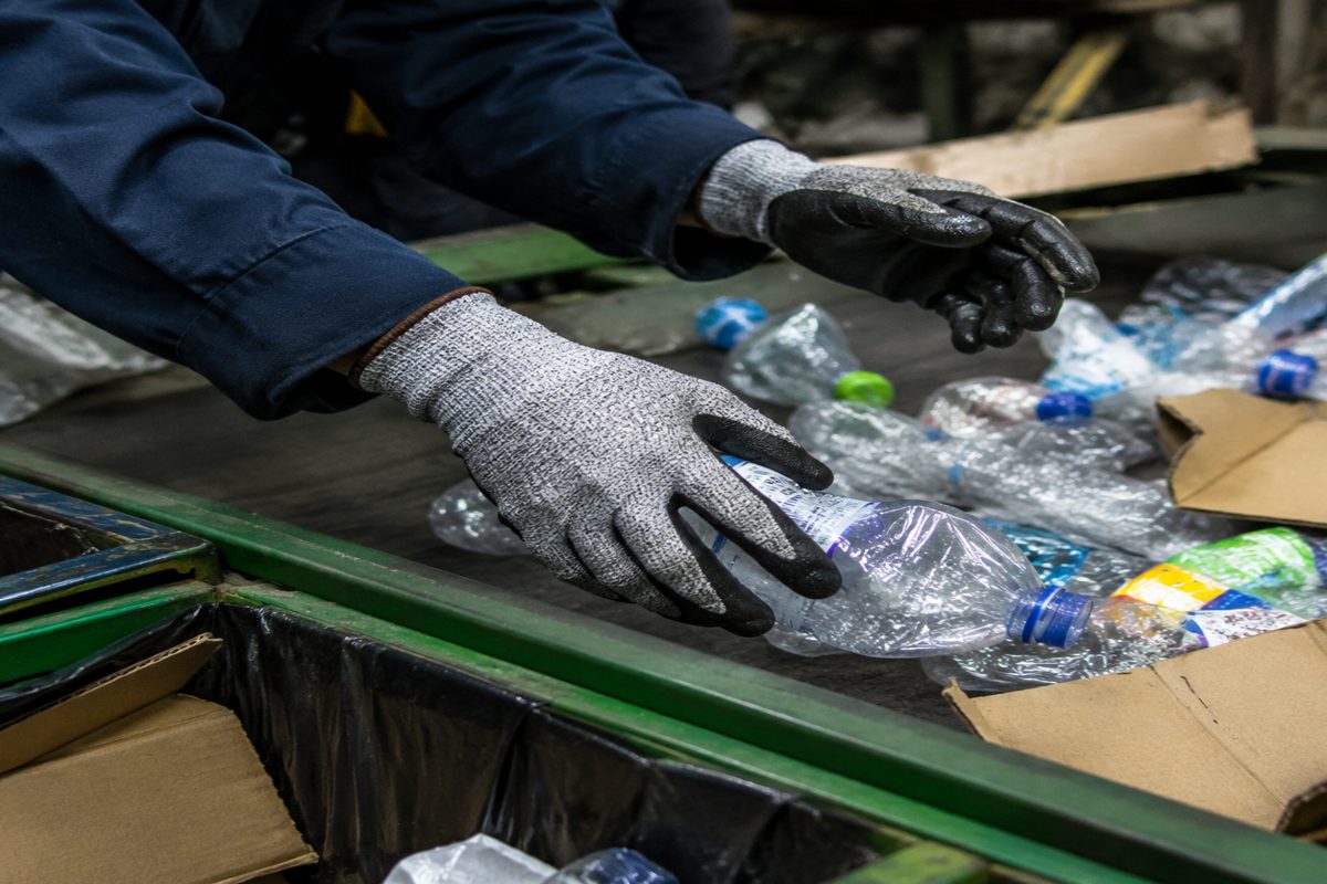Sourcing Gloves for Recycling and Waste Sorting Lines Without Over-Specifying