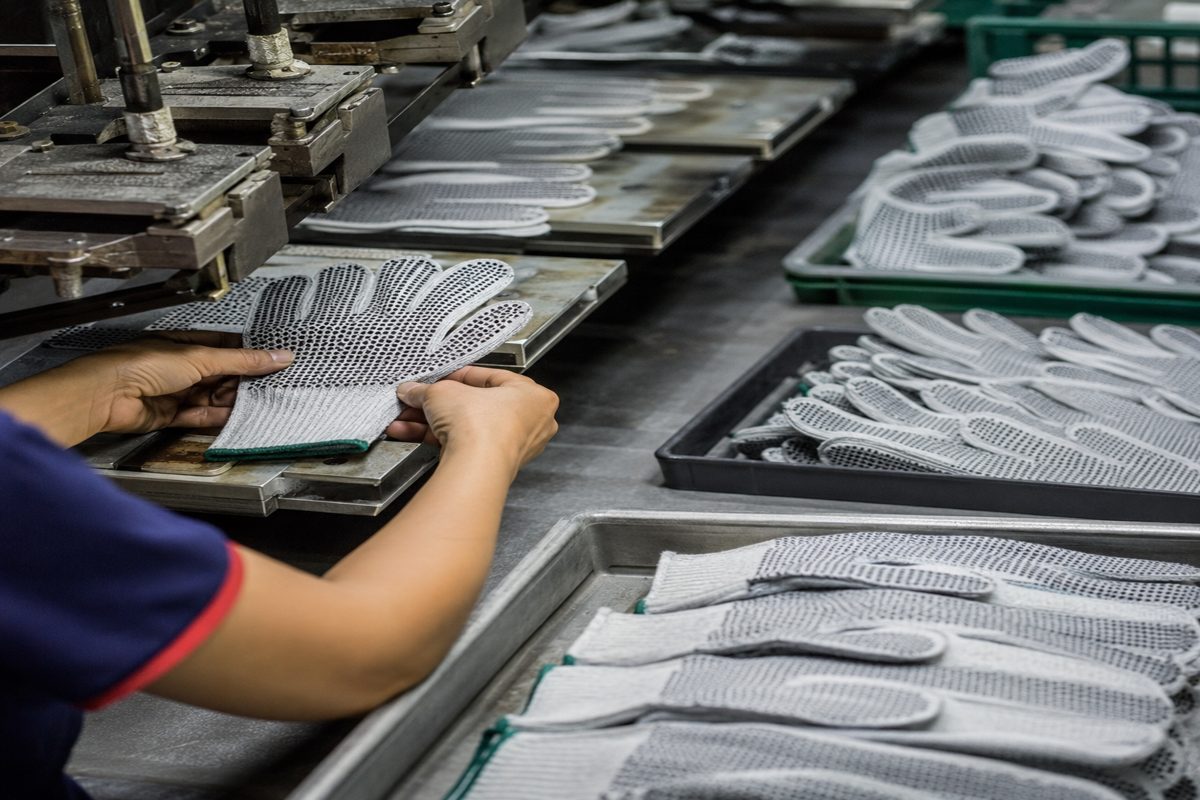Silicone Grip Gloves Manufacturing Guide for Brands Buying Custom OEM Production