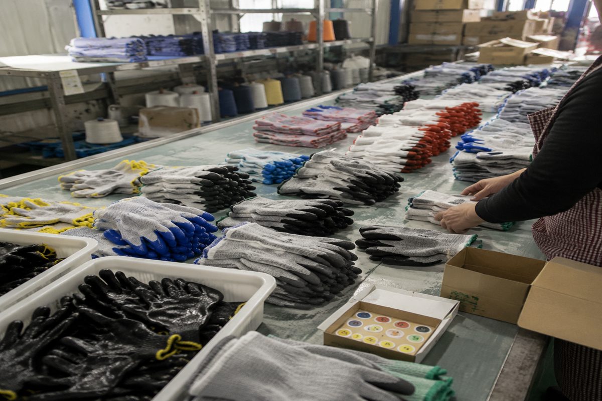 How to Structure a Trial Order for Custom Gloves Before You Scale Up
